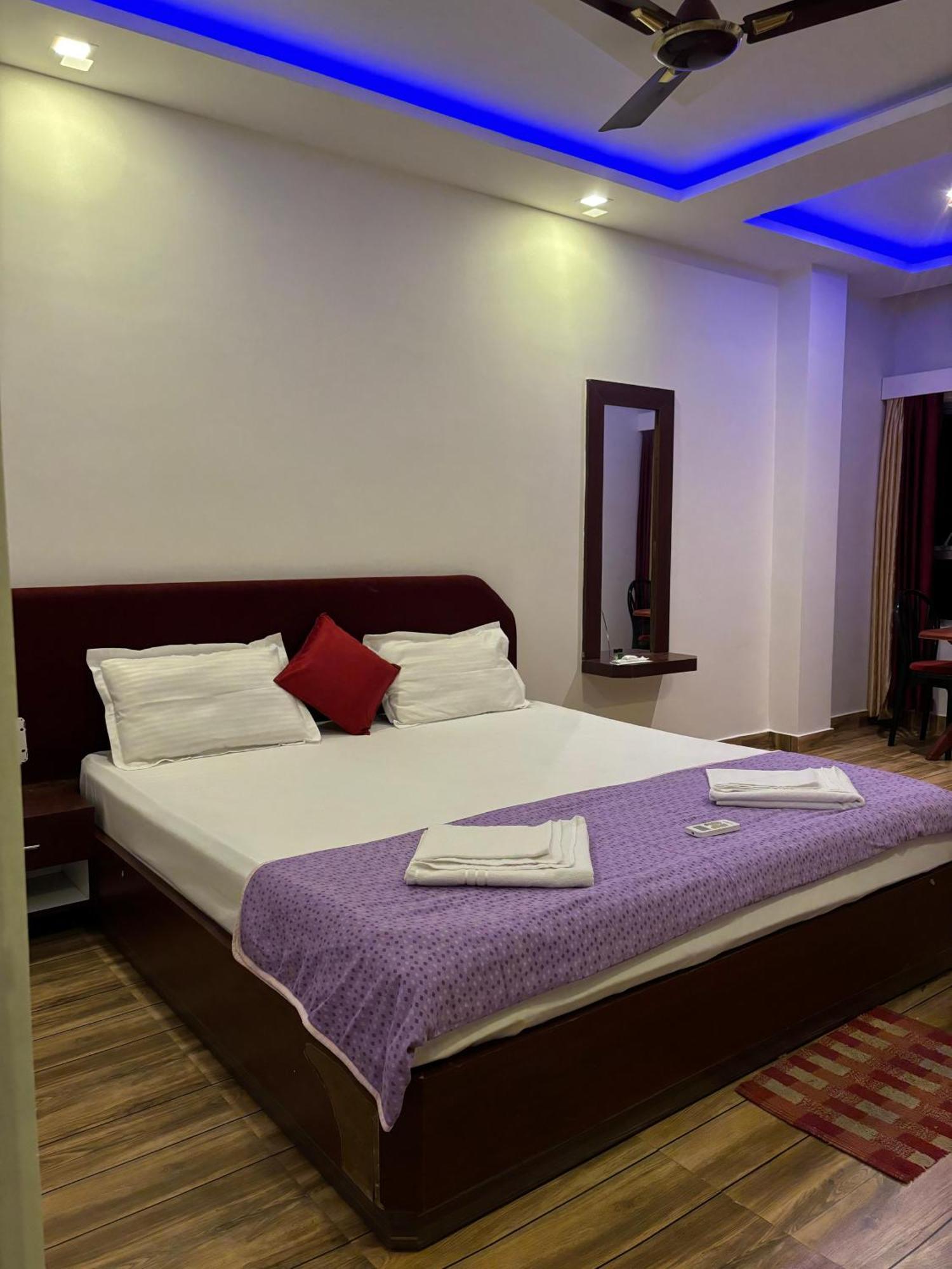 The Tamarind Tree Hotel & Restaurant Shadipur Екстер'єр фото