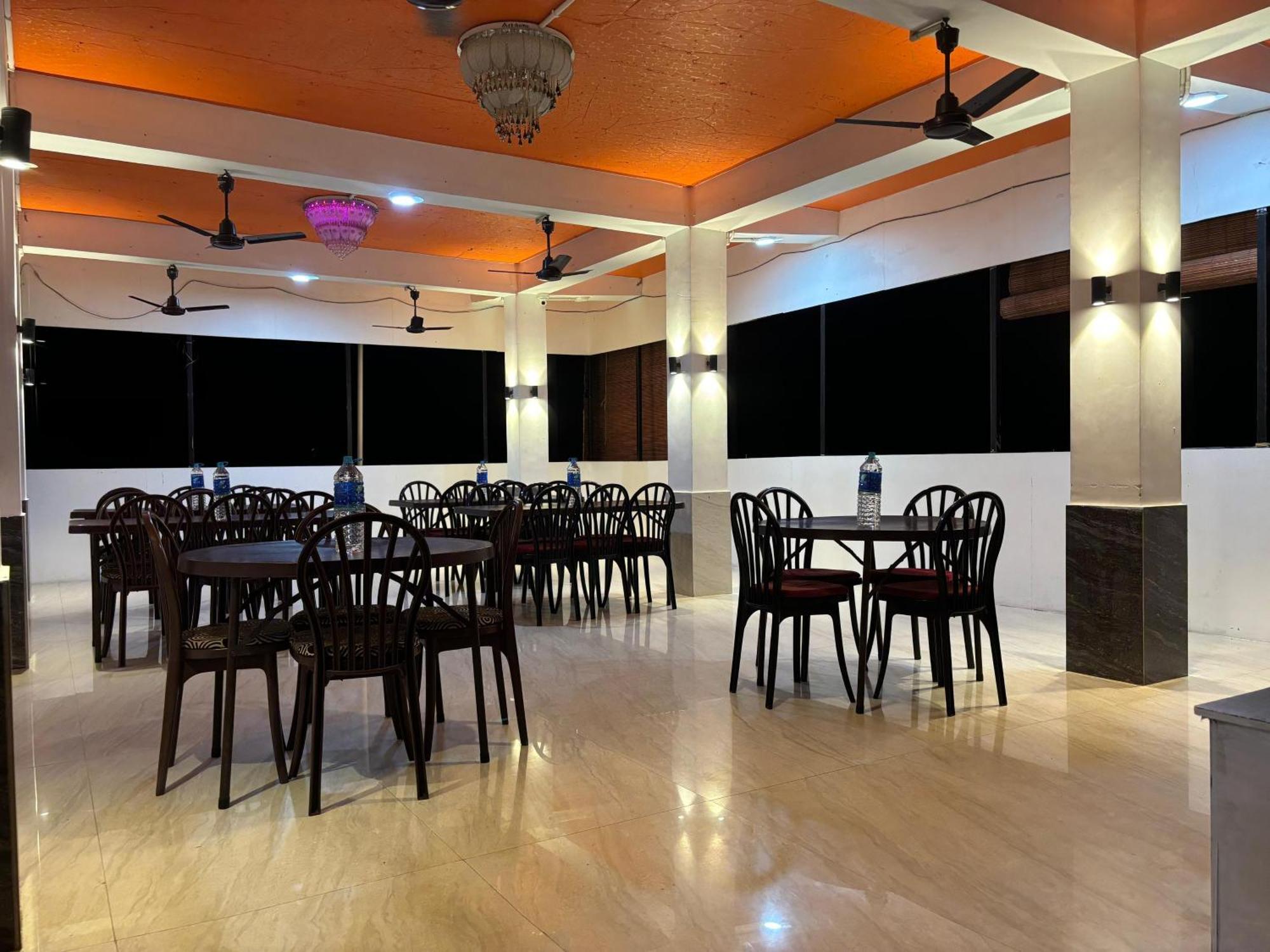 The Tamarind Tree Hotel & Restaurant Shadipur Екстер'єр фото
